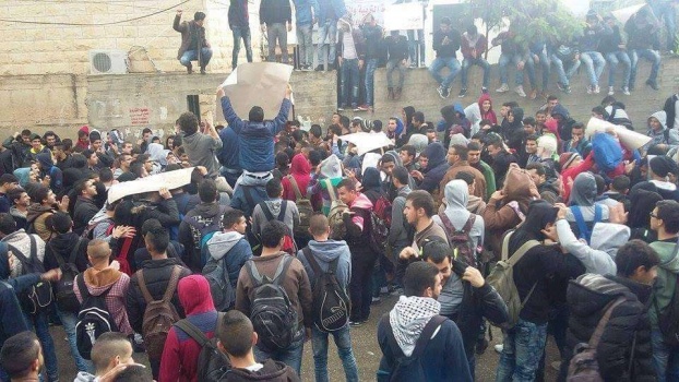 طلبة التوجيهي في جنين يحتجون ضد قرارات الوزارة بالتعويض وعدم حذف المواد "صور وفيديو"