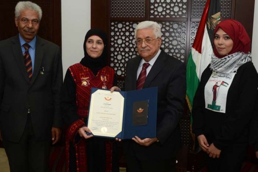 الرئيس يقلد المعلمة حنان الحروب وسام الثقافة