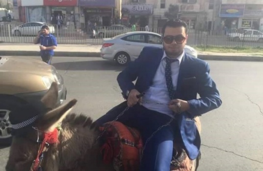 ما سر المواطن الأردني الأنيق الذي يركب حمارا في شوارع عمان؟