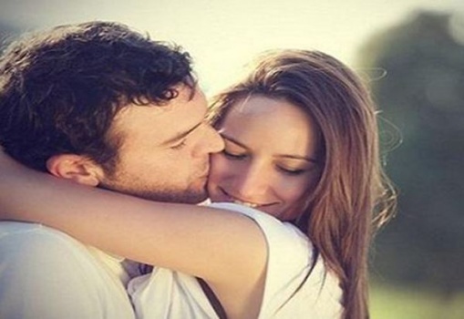 لماذا تُغلَق عيوننا عند التقبيل؟