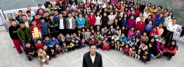 بالصور - متزوج من 39 زوجة .. ولديه 127 ابن وحفيد !!