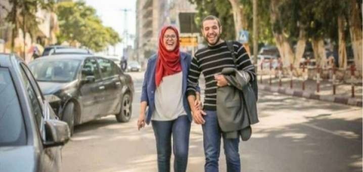 بالصور- عاشقان فلسطينيان يتحدّيان التقاليد ويجمعان التبرعات ليتزوجا
