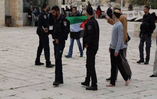 الاحتلال يعتقل شابًا من كفر قاسم رفع علم فلسطين في الأقصى