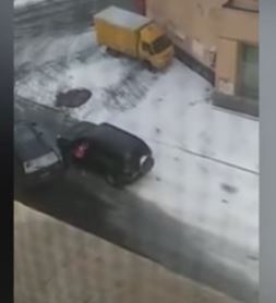 فيديو : "معركة نسائية" طاحنة بالسيارات!