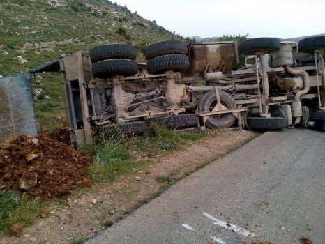 مصرع مواطن بانقلاب شاحنة على طريق عين قينيا