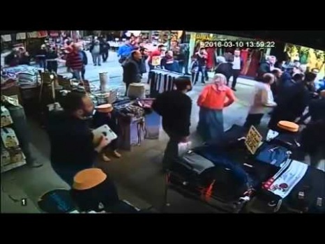 رفعه في الهواء وضرب به أرضاً.. محكمة تركية تطلق سراح بائع اعتدى على طفل سوري في إزمير