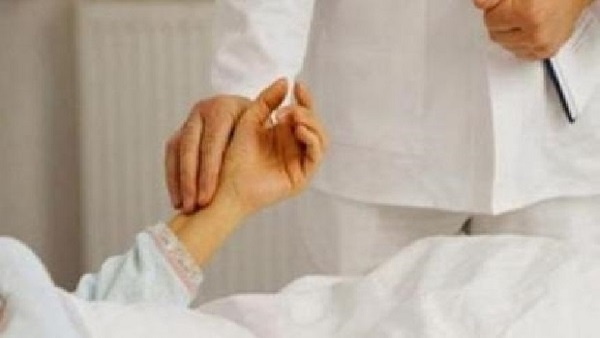 أراد أن يمازح والدته فأدخلها المستشفى في عمان