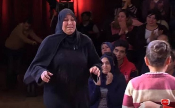 فيديو : مؤثر لأم تقتحم الاستديو وتفاجئ أولادها الصغار بعد الافراج عنها
