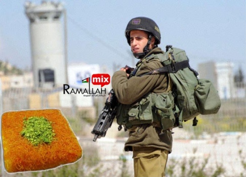 حدث في جنين..جندي اسرائيلي يهدد مواطن على حاجز بعدما وجد معه "كنافة"!!