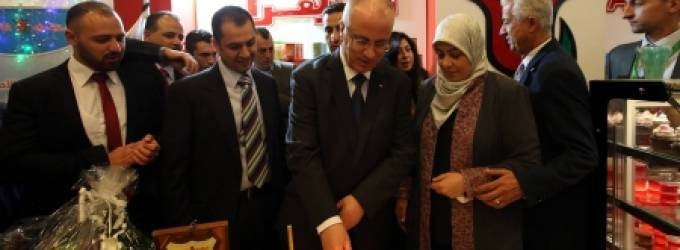 رئيس الوزراء يهدد بمنع دخول البضائع الاسرائيلية الى الاسواق الفلسطينية