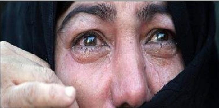 سيدة تعثر على وصية من ابنها المتوفي منذ عامين وتنهار بكاءً لما كان مكتوب فيها !