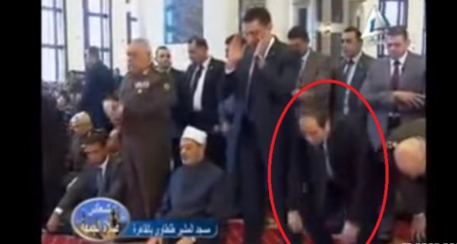 فيديو| حقيقة صلاة الرئيس السيسي بدون ركوع!