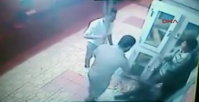 فيديو .. ضرب مبرح لطفلين سوريين سرقا خبزاً من متجر في تركيا