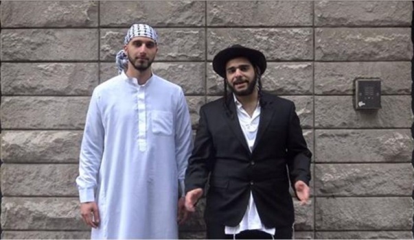 فيديو : مسلم ويهودي يسيران سوياً في شوارع نيوريوك..شاهد ردّ فعل المارة؟