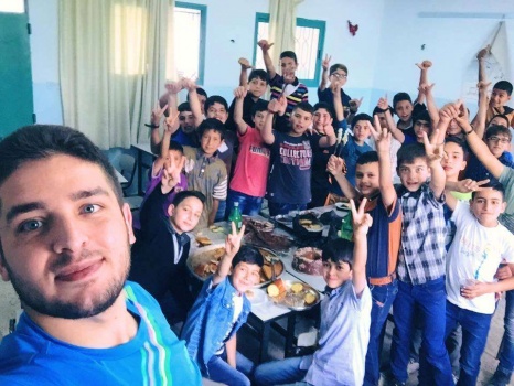 فيديو : معلم أبهر الجميع باسلوبه المميز .. عماد ابو تركي مثال حي للإبداع