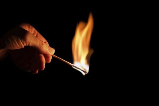 شاب يحاول احراق نفسه امام مركز شرطة الرام