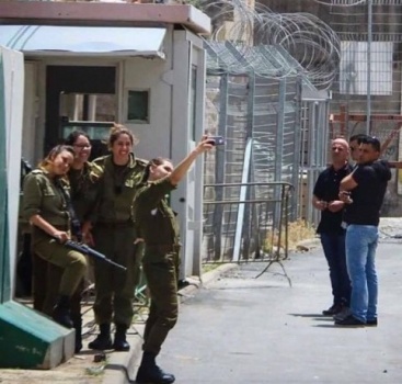 من أجل صورة سلفي ... شباب فلسطيني يحترق تحت أشعة الشمس على حاجز إسرائيلي في الخليل