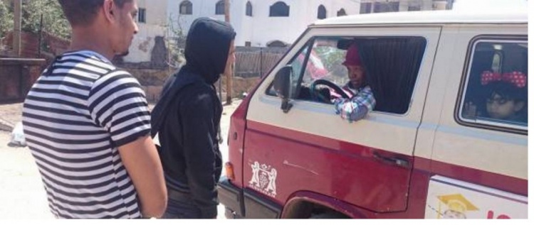 فلسطينية من غزة تملك روضة وتقود حافلة لإيصال الطلاب