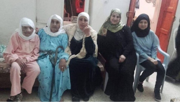 خمسة اجيال في صورة واحدة .. "يا ستي ردي على ستك" .. !