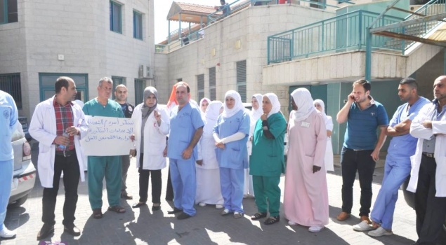طولكرم: وقفة احتجاجية ضد الاعتداء على ممرض في مستشفى حكومي
