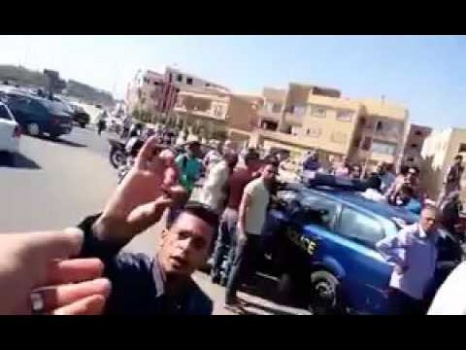 شاهد.. أمين شرطة في مصر يقتل رجلاً ويصيب آخر بسبب كوب شاي