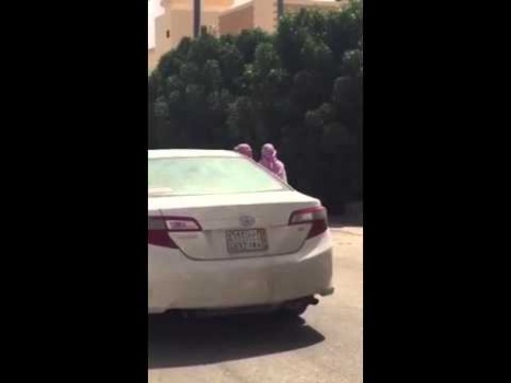 بالفيديو.. "مراهقة أم تجربة شعور مختلف؟".. فتيات بثياب رجال في شوارع السعودية