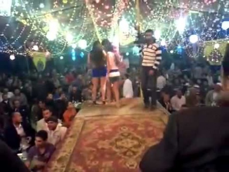 بالفيديو:شاهد مشاجرة ساخنة بين راقصتين تنتهى بمشهد مثير ومحرج للغاية!