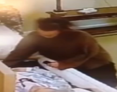 بالفيديو: فتحت التابوت وسرقت الجثّة!