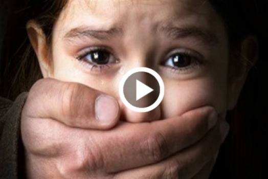 معلمة تفعل شيئا غريبا في احدى طالباتها!