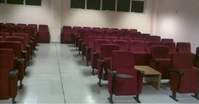 أستاذ يجبر طلابه على إجراء امتحان الثالثة فجرا .. والسبب ؟