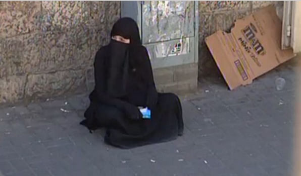 المتسولون في رام الله لا يقبلون بـ"الشيكل"