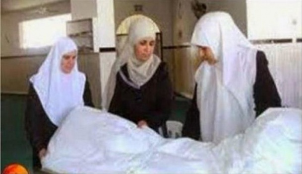 المسك يخرج من جسد فتاة عند تغسيلها.. ما السبب؟