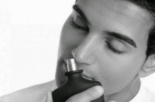 مهما كان عطرك رخيص الثمن.. إليك هذا السر لبقائه طوال اليوم
