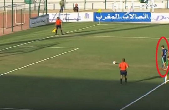 لاعب مغربي ينفذ أغرب ركلة جزاء في تاريخ كرة القدم (فيديو)
