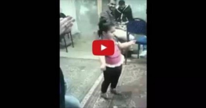 فيديو| نصف مليون مشاهدة لطفلة عمرها 3 سنوات ترقص باحتراف!!