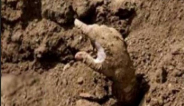 غُسلت وكُفنت الخميس.. ولحظة دفنها الجمعة حصل ما لم يكن بالحسبان!