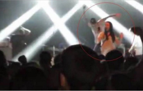 فيديو| فنّان يركل معجبة بسبب ما فعلته على المسرح أمامه!