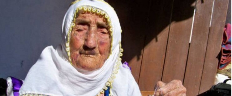 مُعمرة تركية بعمر 110 أعوام تفعل ما لا يستطيع فعله الشباب !