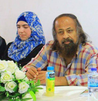 &nbsp;فتاة تتحدى المجتمع المحافظ وتلقي خواطر رومنسية