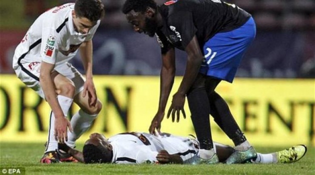 شاهد بالفيديو : لاعب يلفظ انفاسه الاخيرة على ارضية الملعب
