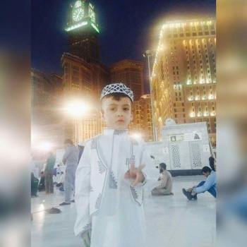 أحمد الدوابشة يؤدي مناسك العمرة