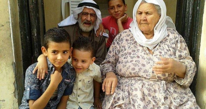 الحاج البكليزي يروي أيام الجوع والنكبة لـ35 من أحفاده
