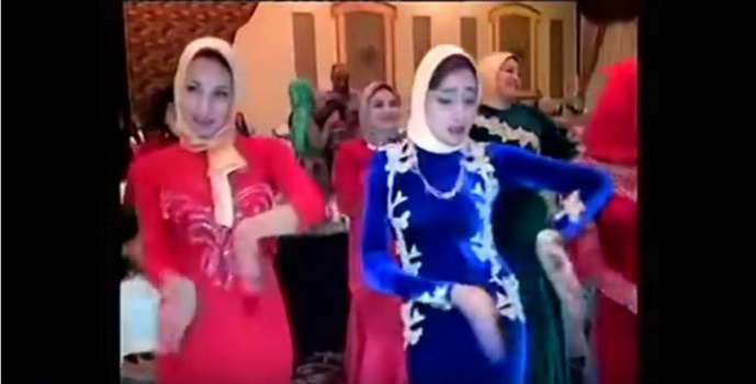 اكثر من مليون ونصف مشاهدة لعروس تشعل المواقع برقصة جماعية مع صديقاتها