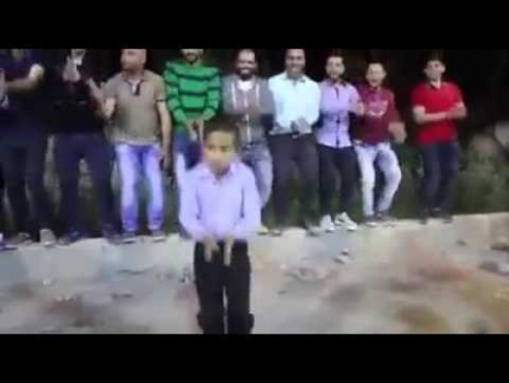 شاهد: طفل فلسطيني يتقن الــ"الدحيه" بمهارة!!