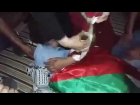 سلفيت:لحظات مؤثرة أثناء استقبال والدة &rlm;الشهيد‬ "عبدالرحمن رداد" لجثمان ابنها