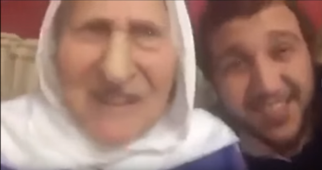 فيديو: ردة فعل طريفة لمُسنة شاهدت نفسها بكاميرا الجوال الأمامية