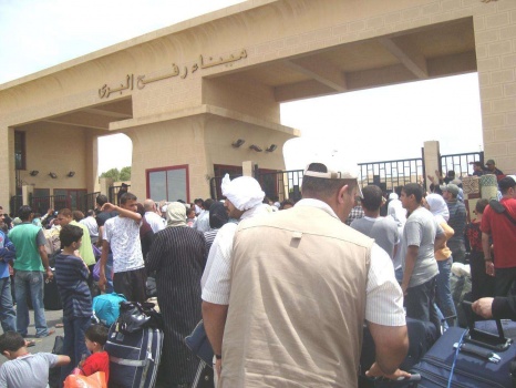 معبر رفح يعمل الأحد والاثنين للمعتمرين فقط