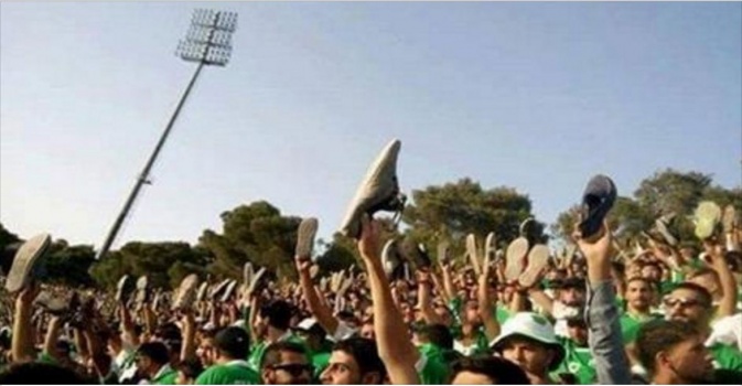 جماهير الوحدات يتوّجون فريقهم برفع الأحذية / صورة