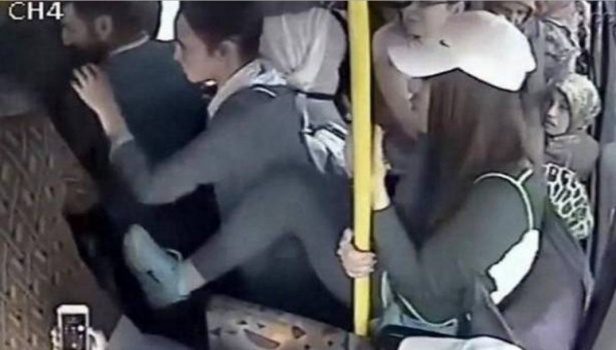 بالفيديو : حاول التحرش بفتاة فانتقمت منه مجموعة نساء