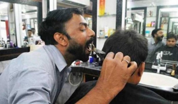 فيديو: رجل يحلق لزبائنه بواسطة فمه !